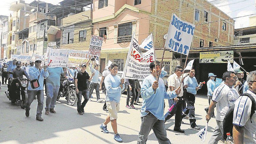 Trabajadores de empresa de saneamiento protestan por temor a despidos
