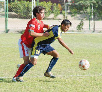 Rico Pollo presiona al líder