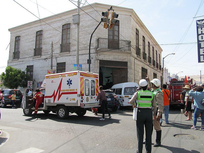 Bebé de ocho meses salva de morir en accidente entre una camioneta y combi