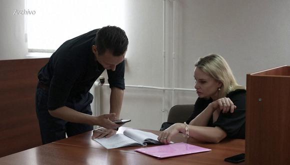 La periodista rusa Marina Ovsiannikova, que se volvió célebre por haber interrumpido el telediario de un canal estatal de su país con un cartel contra la ofensiva rusa en Ucrania, fue detenida el miércoles por haber "desacreditado" al ejército. (Foto de NIKOLAY KORZHOV, MARION PAYET, ANTON DROBYSHEVSKY / AFPTV )