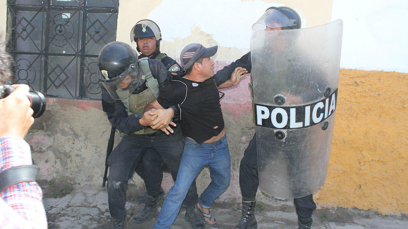 Chiclayo: Continúan enfrentamientos entre pobladores de Tumán y la Policía