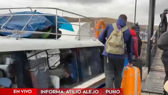 Turistas extranjeros toman embarcaciones en el puerto de Puno para llegar a Bolivia por debido al cierre del aeropuerto de Juliaca. (Captura: América Noticias)