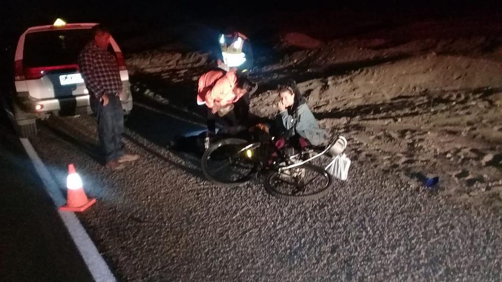 Conductor de bicicleta y su ocupante resultan heridos tras ser embestidos por vehículo