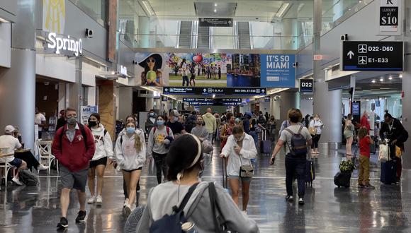 Pasajeros en el Aeropuerto Internacional de Miami (MIA). (Foto: Daniel SLIM / AFP)