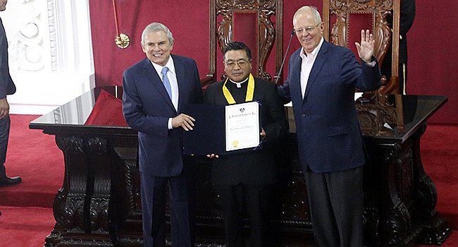 En Lima condecoran a sacerdote jaujino José Chuquillanqui 