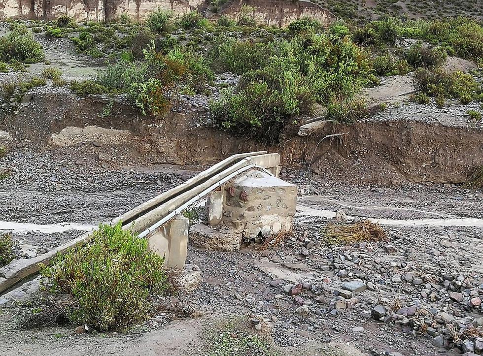 Huaicos y lluvias arrasan con puente, vías de comunicación y casas en distritos de Ilabaya y Estique