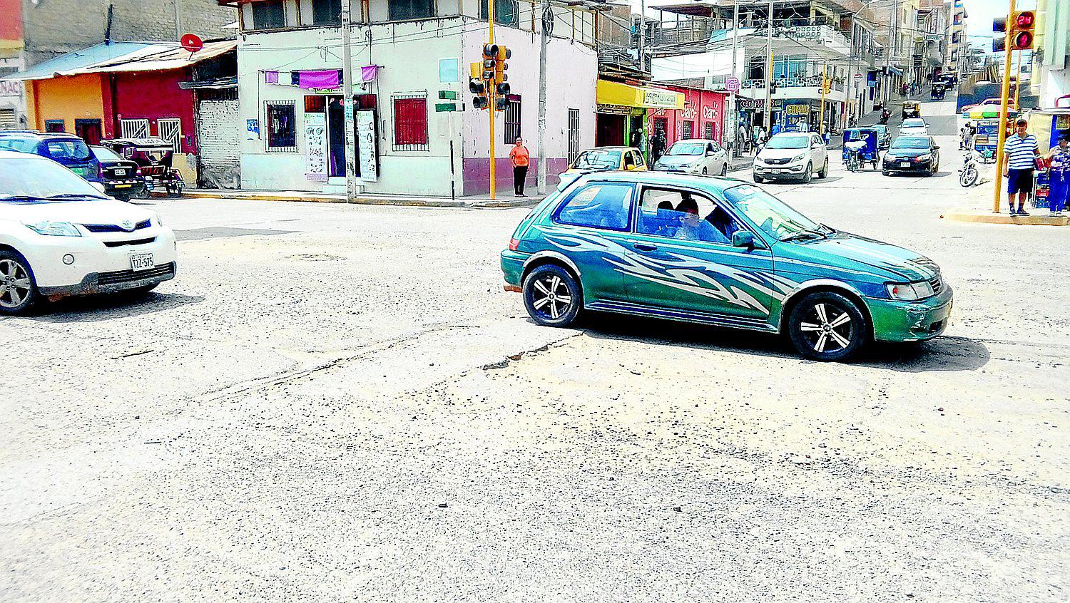 Las pistas en Tumbes presentan varios baches y causan malestar en conductores