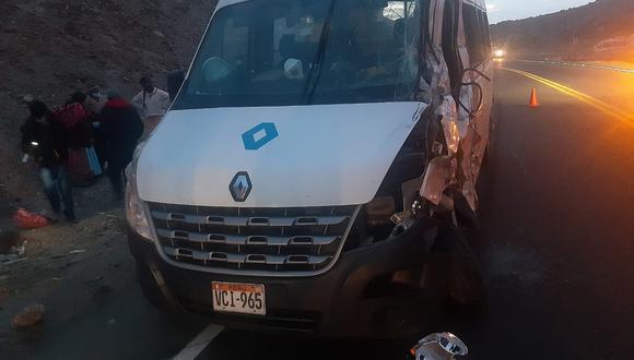 ​Dos heridos en choque de miniván con camión en la vía de ingreso a Arequipa