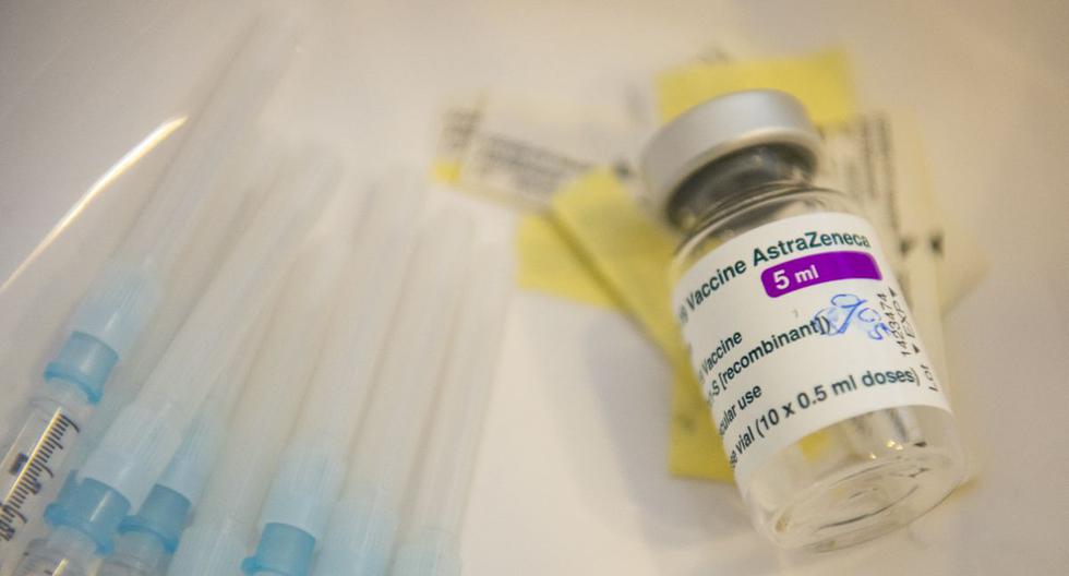 Las dosis y un vial de la vacuna de AstraZeneca contra el coronavirus (Covid-19) yacen preparados en una bandeja en un país de Europa, el 31 de marzo de 2021. (LENNART PREISS / AFP).