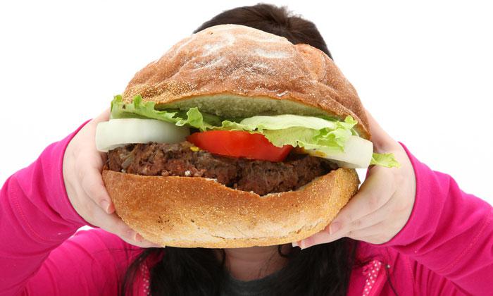 Conoce las enfermedades ocasionadas por comer mucha comida chatarra