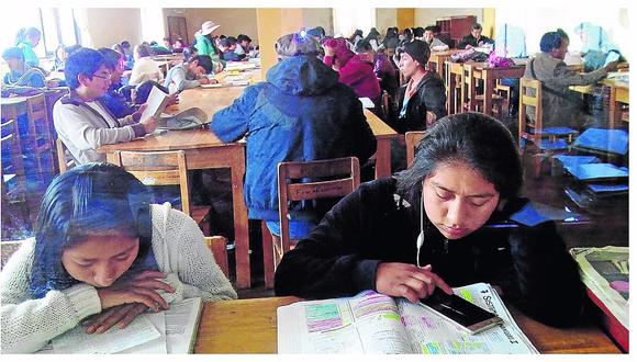 Huancayo: ​Escolares aprovechan tiempo libre y abarrotan biblioteca para leer de todo 