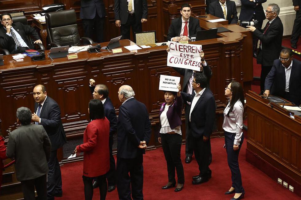 Congresistas de izquierda protestan en plena elección de miembros del TC (FOTOS y VIDEO)