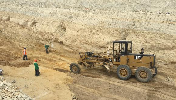 Piura: Construyen vía e instalan tuberías en obra de Cerro Llorón