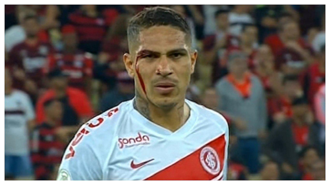 ​Paolo Guerrero fue expulsado tras reclamarle al árbitro por un golpe que recibió (VIDEO)