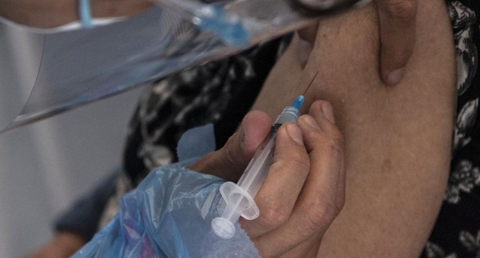 Un trabajador de la salud administra una dosis de la vacuna Sinovac de China a una persona en un centro de vacunación montado en el Estadio Bicentenario en Santiago, en Chile, el 3 de febrero de 2021. (Martin BERNETTI / AFP).
