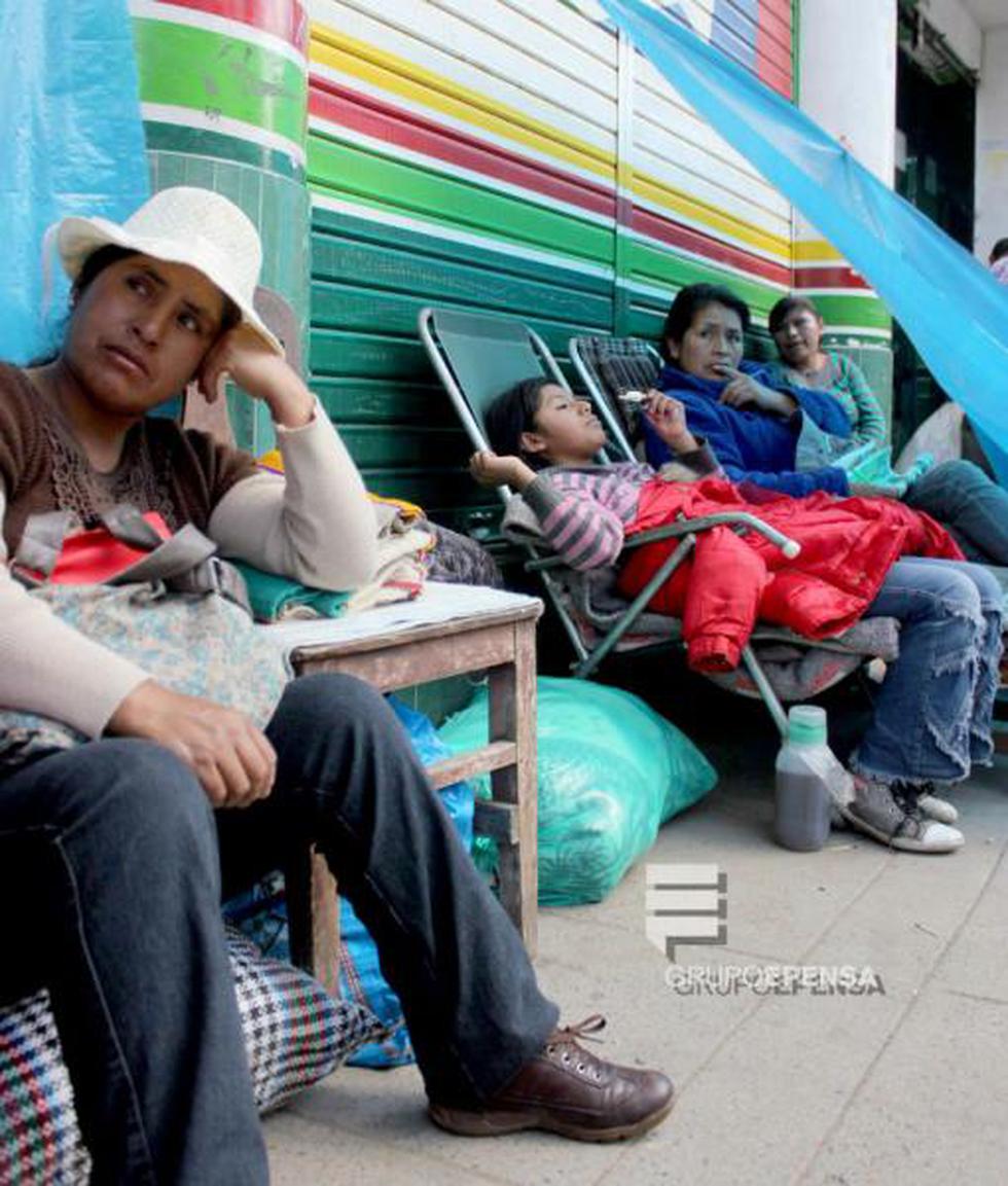 Padres de familia hacen cola en colegio durante 4 días seguidos