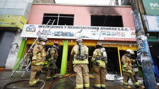 Cerca de 20 puestos afectados tras incendio en almacén de pinturas en Villa El Salvador (FOTOS)