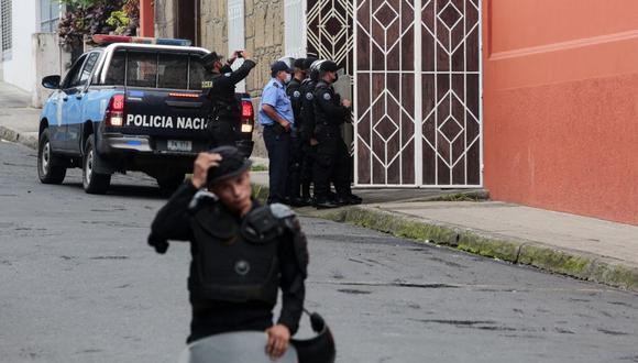 Imagen referencial. Policías y antidisturbios bloquean la entrada principal de la Curia Arzobispal de Matagalpa impidiendo la salida de Monseñor Rolando Álvarez, en Matagalpa, Nicaragua, el 4 de agosto de 2022. (Foto de AFP)