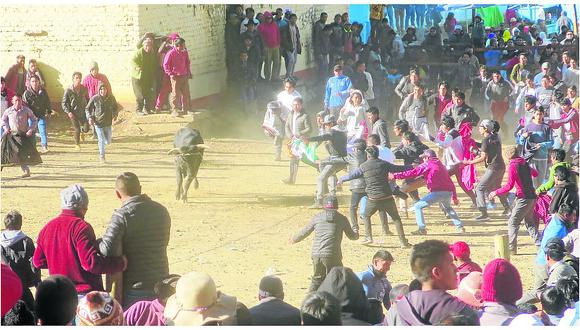 ​Al menos 5 heridos deja primer día de corridas y "Toro Chutay" en Huancavelica