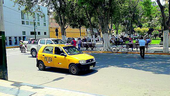 Conductores de taxis colectivos aumentaron los pasajes por fiestas