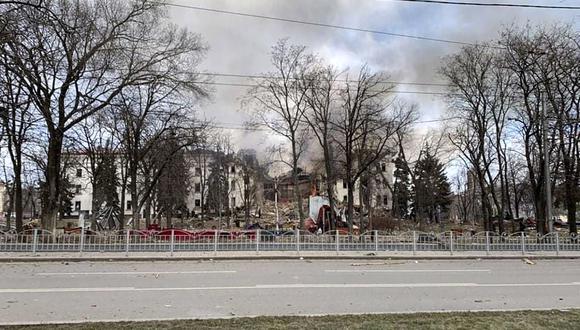 Una foto proporcionada por el Consejo Regional de Administración Civil-Militar de Donetsk muestra el Teatro Regional de Drama de Donetsk destruido por un ataque aéreo en Mariupol, Ucrania, el 16 de marzo de 2022. (Foto: EFE/EPA/Donetsk Regional Civil-Military)