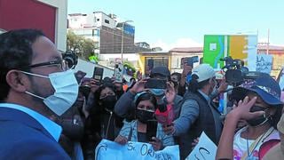 Huancayo: irrumpen en ceremonia para exigir a gobernador presupuesto de obra de centro educativo 