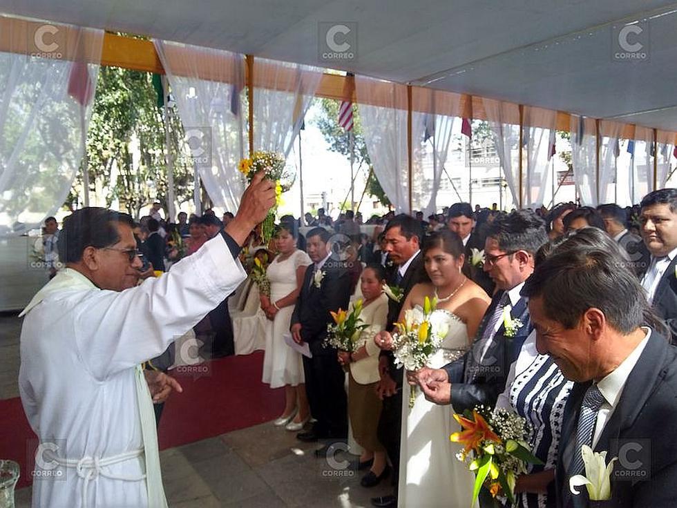 Matrimonio masivo congregó a 110 parejas en Cerro Colorado (FOTOS)
