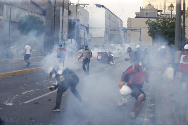 Cientos de manifestantes se enfrentan a la Policía en el Cercado de Lima.
Fotos GEC: Hugo Curotto / Anthony Niño de Guzmán