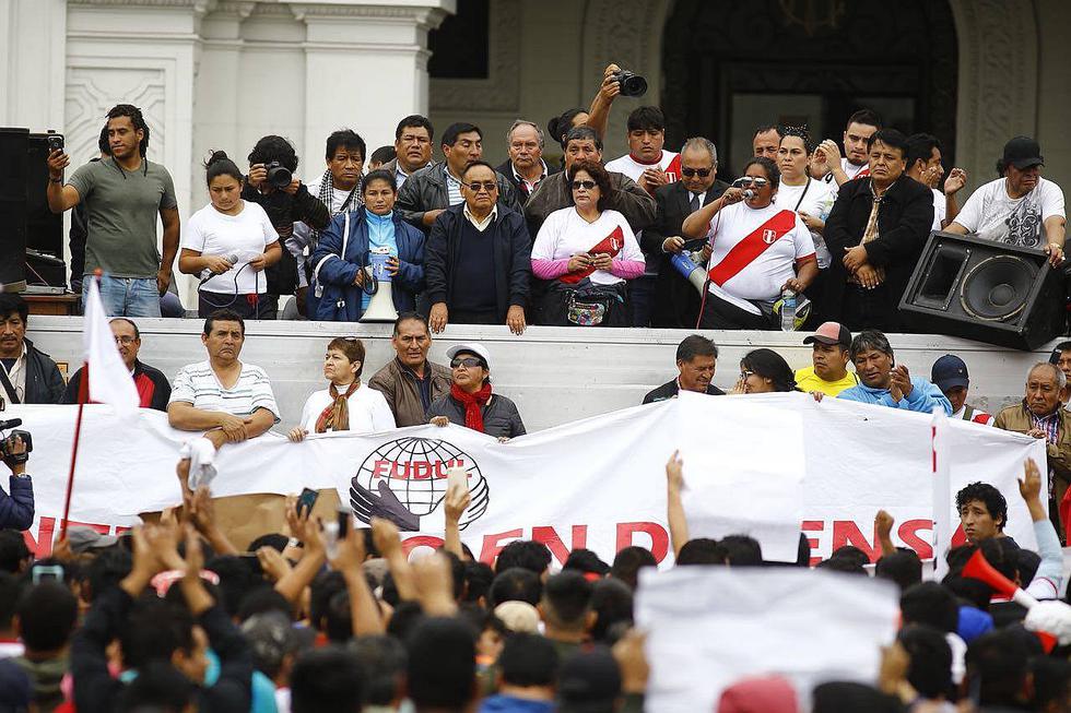 ​Vecinos y transportistas marchan hasta Plaza San Martín en contra del Corredor Morado (GALERÍA Y VÍDEO)