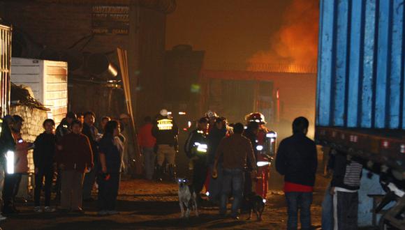 Cochera se incendia en Santa Anita