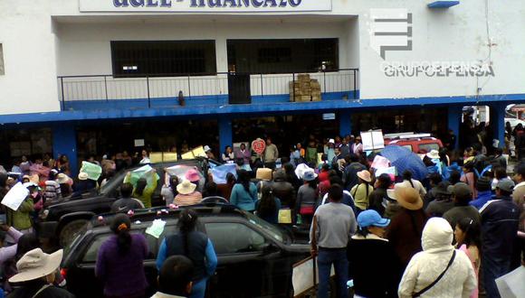 En medio de lluvia padres protestan exigiendo docentes