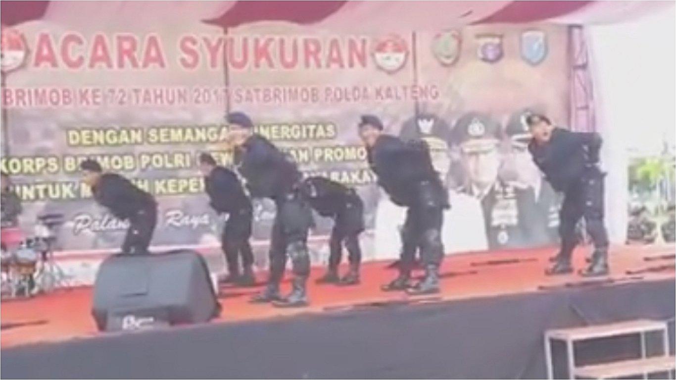 Policías hacen coqueta coreografía Kpop en Indonesia (VIDEO)