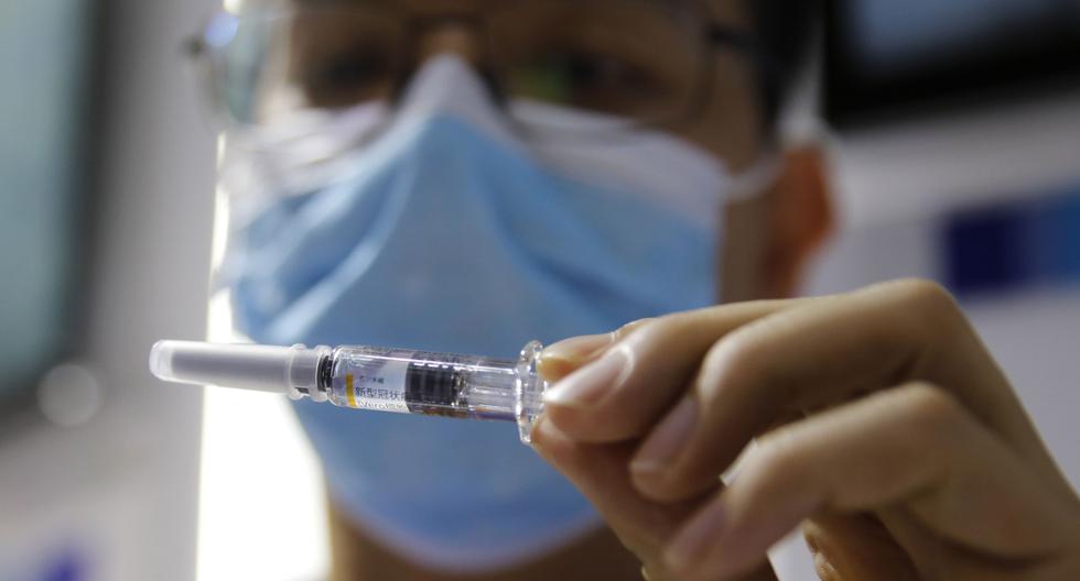 Imagen referencial. Una persona muestra una candidata a vacuna contra el coronavirus (COVID-19) en Beijing (China). (EFE/EPA/WU HONG).