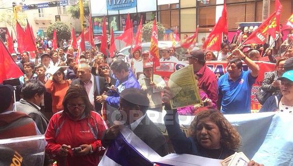 Miraflores: Trabajadores del sector público realizan marcha y dificultan el tránsito (VIDEO)