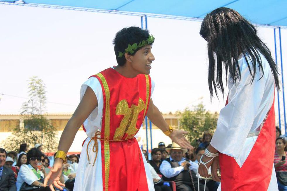 Escolares escenificaron el Vía Crucis de Jesús