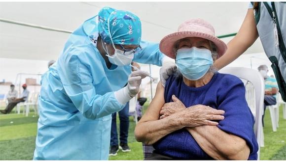 Los adultos mayores han sido considerados entre los primeros peruanos en recibir la vacuna contra el COVID-19 por su nivel de vulnerabilidad.