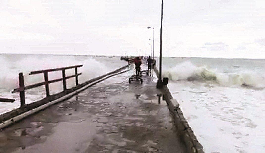 Tumbes: La Capitanía de Puerto cierra los muelles del litoral por oleajes anómalos