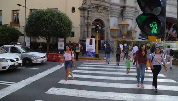 El primer semáforo con igualdad de género está ubicado en la cuadra 4 de la avenida Larco. (Municipalidad de Miraflores)