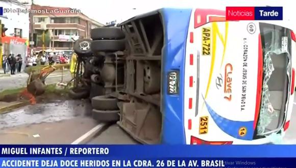 El chofer y el cobrador quedaron graves tras la volcadura del bus en la avenida Brasil. (TV Perú)