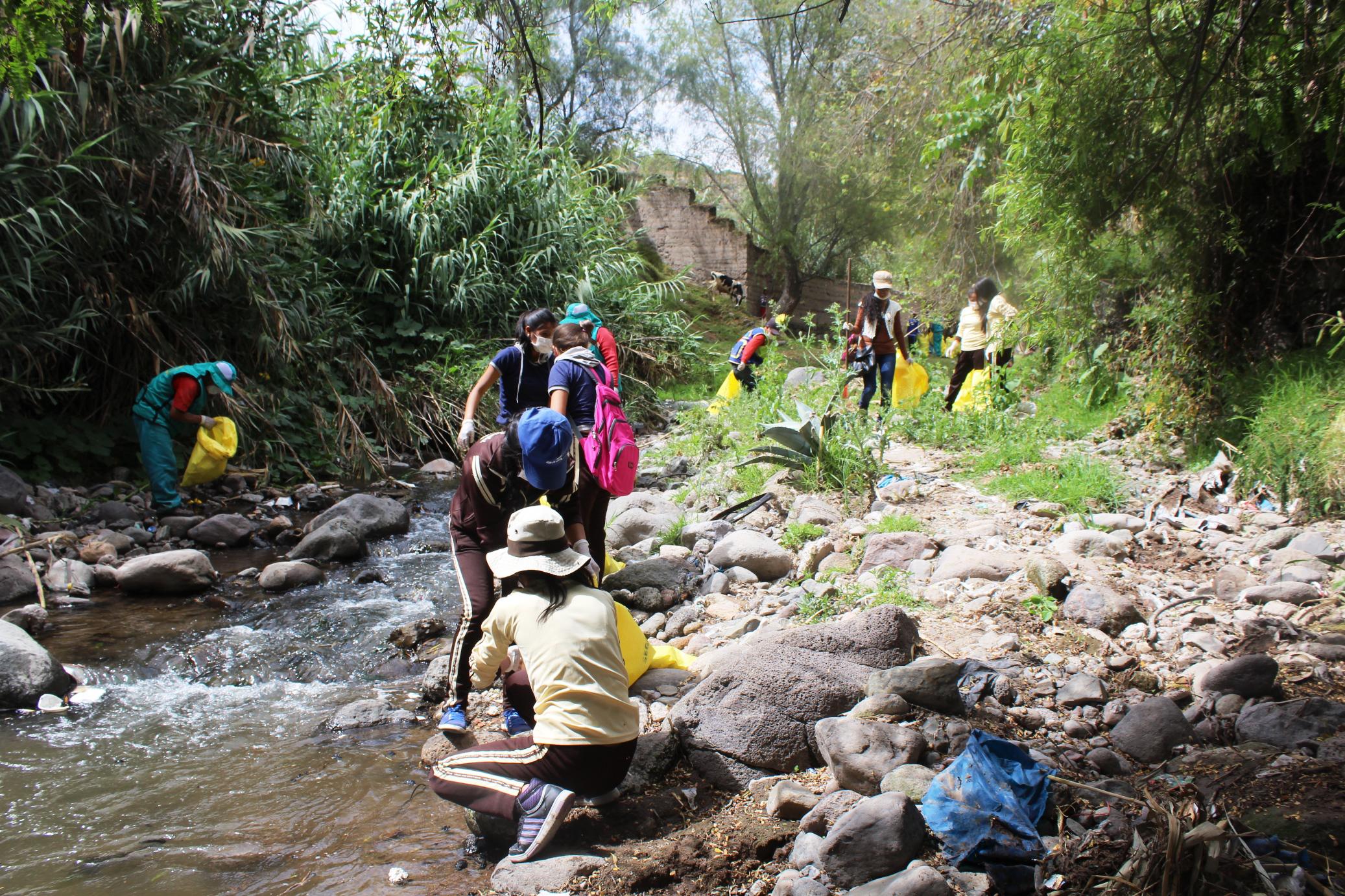 Realizan jornada ambiental limpiando río Alameda