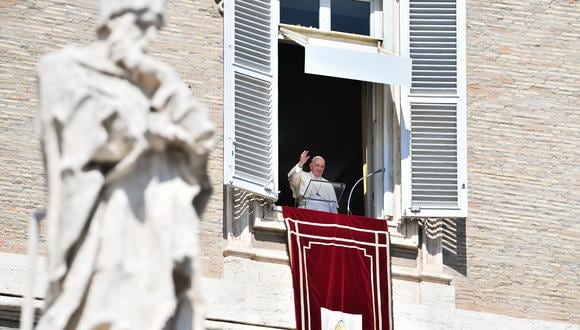 El Papa Francisco saluda desde la ventana del palacio apostólico durante la oración semanal del Ángelus el 20 de marzo de 2022 en el Vaticano. (Foto de Tiziana FABI / AFP)