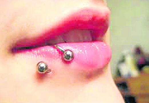 ​¿Qué daños causa el uso de  piercings en los labios?
