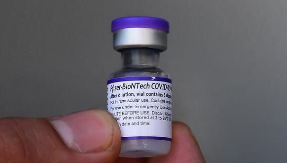 Un vial de 5 dosis de la vacuna Pfizer Covid-19 se exhibe en una clínica móvil organizada por McDonald's y el Departamento de Salud Pública de California el 21 de septiembre de 2021 en Los Ángeles. (Foto: Frederic J. BROWN / AFP)