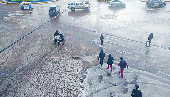 Fuertes lluvias y granizo provoca inundaciones en calles principales de Juliaca