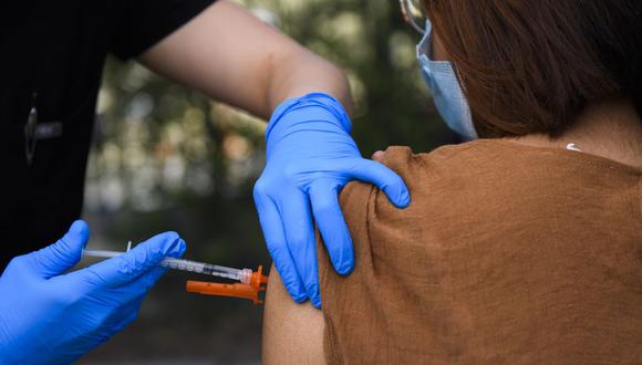 En esta foto de archivo, una persona recibe una primera dosis de la vacuna Pfizer contra el coronavirus Covid-19 en Los Ángeles, Estados Unidos. (Foto de Patrick T.FALLON / AFP).