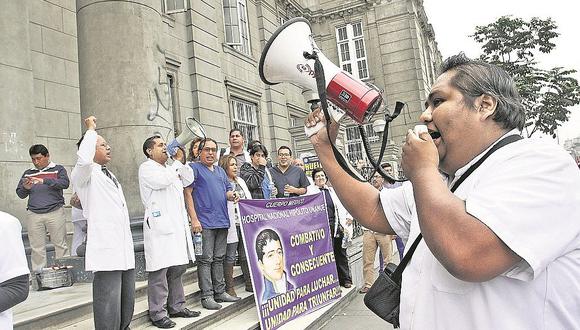 Médicos en huelga piden que se interpele a ministra Patricia García