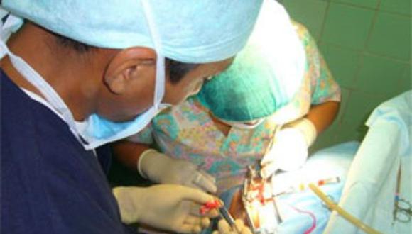 Operan a un niño con luz de linternas y móviles en hospital argentino