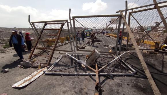 El puente Alashuayco está bloqueado con las rejas del aeropuerto| Foto: Yorch Huamaní