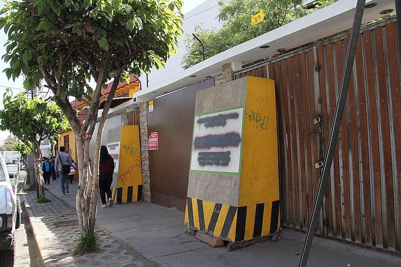 Roban los bloques de cemento que fueron colocados en locales clausurados