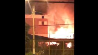 San Martín de Porres: incendio consumió mercado de la avenida Carlos Izaguirre (VIDEO)